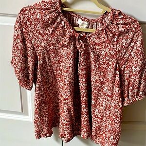 Treasure & Bond ladies top, size medium, short puff sleeves. Adjustable neck.